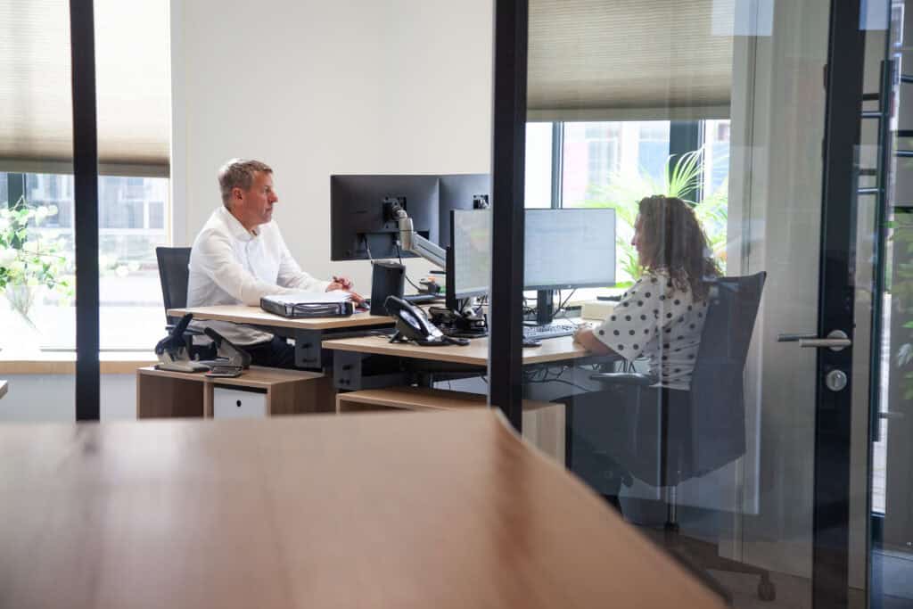 Martin Rinka kantoor 1 Zakelijke bespreking tussen twee collega's in kantoorruimte.