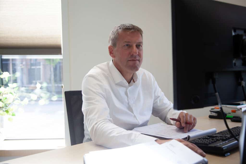 Martin01 Adviseur van Paalman Advies werkt aan project op kantoor.